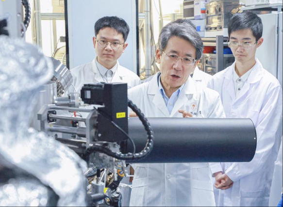 中国科学家在纳米尺度上“搭积木”，发现常压下镍氧化物具高温超导电性
